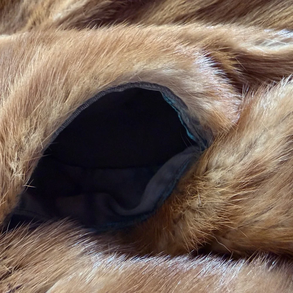 Luxurious Vintage Genuine Fur Coat - Picture 11 of 15